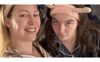 “Spendo 2mila euro al mese in camere iperbariche e filtrazione del sangue per non invecchiare. Mi scambiano per la sorella di mia figlia 18enne”: la storia di Tracy Kiss