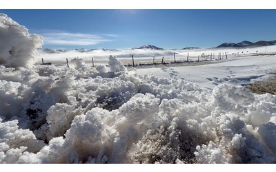 Spettacolo invernale tra neve e nebbia sui Monti Sibillini il video da Castelluccio di Norcia
