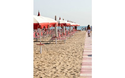 Spiagge vuote a luglio? Ecco tutti gli aumenti: +36% per i voli nazionali, +11% per i traghetti. Rimini prima per rincari