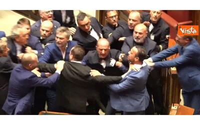 Spintoni e urla: bagarre alla Camera dopo l’approvazione della separazione carriere
