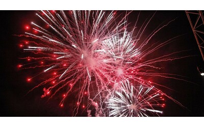 Sposo arrestato dopo una serenata con i fuochi d’artificio per la moglie. Il sindaco Simone Cairo: “Scena indegna per un Paese civile”