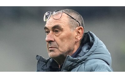 Spostiamo le postazioni var lontane dalle panchine cos l arbitro decide in tranquillit la proposta di Maurizio Sarri