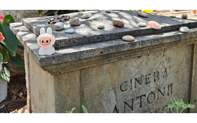 Spunta un Labubu sulla tomba di Antonio Gramsci al cimitero Acattolico di Roma: “Agente del capitalismo o compagno?”
