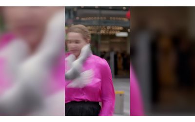 Stai sanguinando giornalista televisiva colpita da un uccello mentre registra un servizio Il video virale