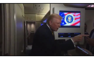 Stai zitta porcellina l insulto sessista di Donald Trump a una giornalista che gli chiede del caso Epstein Video