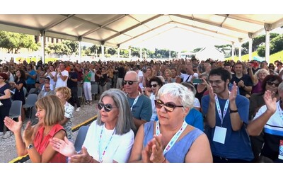 Standing ovation per Francesca Albanese alla Festa del Fatto Quotidiano: la relatrice Onu accolta da un lungo applauso