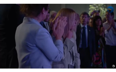 Standing ovation per Meloni al Meeting di Rimini. E le si commuove – Video