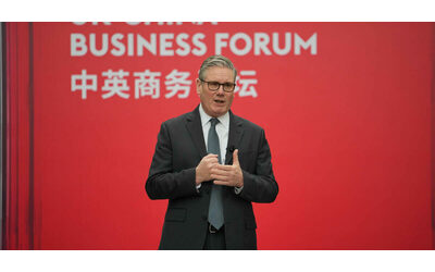 Starmer in Cina si veste da statista internazionale ma in casa tre quarti degli elettori non lo sopportano E soffia il vento dell ultradestra