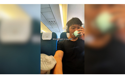 stato il mio peggior volo bambino calcia il vicino di posto in aereo mentre la mamma ride Il video scatena gli utenti