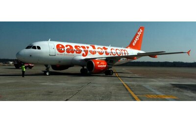 “È stato surreale e inaccettabile”: uomo fotografa l’aereo, ma viene rimproverato e lasciato a terra. EasyJet: “Abbiamo agito così per la sicurezza”