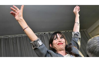 Stefania Proietti, chi è la nuova governatrice dell’Umbria: priorità alla sanità per la sindaca pacifista di Assisi
