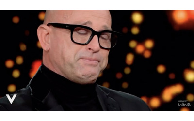 Stefano Bettarini e la stoccata a Simona Ventura: “Con lei alti e bassi, ognuno ha la propria coscienza”. Poi scoppia a piangere per il padre morto