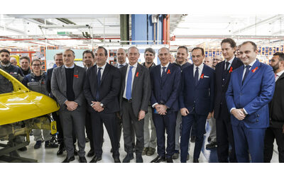 Stellantis avvia la produzione della 500 ibrida a Mirafiori e si autocelebra Urso esulta Mantengono le promesse