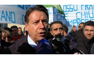 Stellantis, Conte alla protesta di Pomigliano: “Il governo ha tolto 4,6 miliardi all’automotive per le armi. Tavares? Elkann presenti piano industriale”