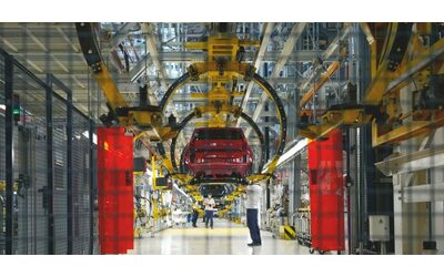 Stellantis, la produzione in Italia in leggero aumento da gennaio. Ma i livelli ottimali sono lontani e Cassino muore