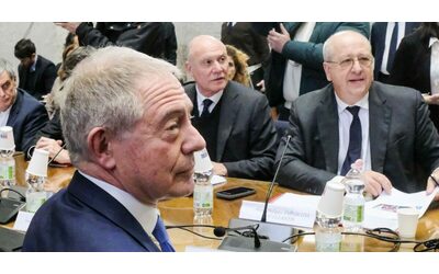 Stellantis presenta il “piano Italia” sulla carta: un 2025 complicato, poi qualche vettura nuova e zero garanzie su Termoli. Ma Urso già esulta