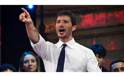 Sto gi pedalando e studiando per Sanremo 2027 Ci sono molte cose da fare Il gesto di Carlo Conti lo terr sempre nel cuore cos Stefano De Martino al Tg1