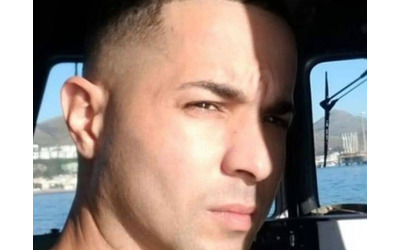 Sto per annegare tu nuota e non fermarti Ti voglio bene padre muore per salvare i suoi figli dalle onde