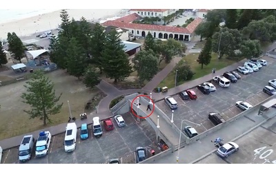 Strage a Bondi Beach i due killer sparano dal ponte e alla fine vengono colpiti il video dall alto