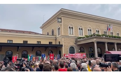 Strage di Bologna, il minuto di silenzio e il triplice fischio del treno alle 10.25 di fronte alla stazione