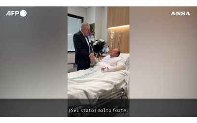 Strage di Bondi Beach il primo ministro australiano incontra in ospedale l uomo che ha disarmato uno dei due killer Video