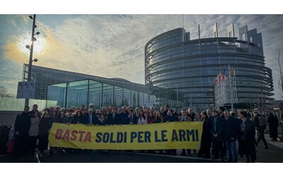 Strasburgo, protesta dei 5 Stelle con Conte davanti al Parlamento Ue: “Basta soldi alle armi”