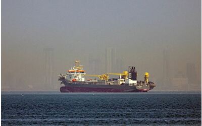 Stretto di Hormuz chiuso 150 petroliere ferme e due colpite da attacchi Maersk ferma il transito delle sue navi