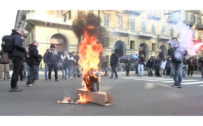 Studenti in piazza per il No Meloni Day, a Torino bruciato un fantoccio con l’immagine del ministro Valditara – il video