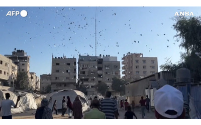 Su Gaza City piovono i volantini dell’esercito israeliano, Tel Aviv invita i palestinesi ad abbandonare le loro case
