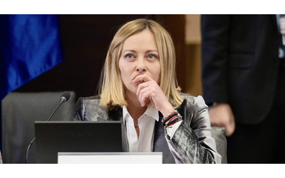 “Sui migranti un sistema, l’avevo denunciato”. Meloni esce dal silenzio e attacca sull’arresto del tesoriere Pd. Conte: “Ci prende per idioti?”