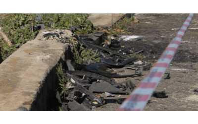 Suv invade la corsia opposta e si schianta contro una volante a Napoli: le immagini del luogo dell’incidente