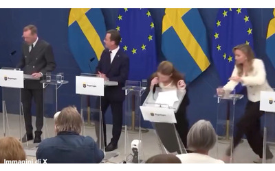 Svezia, la ministra della Salute Lann sviene durante una conferenza stampa