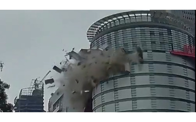 Taiwan, forte esplosione in un centro commerciale: almeno 4 morti e 8 feriti in ospedale. Indagine sulle cause