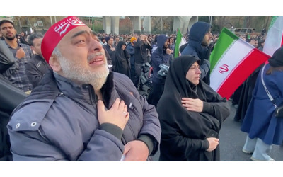 Teheran migliaia di sostenitori della Repubblica islamica in piazza dopo l uccisione di Khamenei