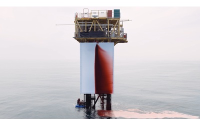 Tela gigante cosparsa di liquido rosso sangue, l’opera di Anish Kapoor su una piattaforma petrolifera (per protesta)