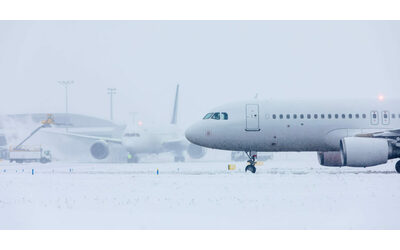 Tempeste di neve e raffiche di vento oltre i 100 chilometri orari: 100 voli cancellati a Heathrow, caos per i viaggiatori alla vigilia del Natale