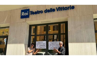 “Tenerlo significherebbe spendere 14 milioni”: il Teatro delle Vittorie sarà venduto, nessun dietrofront dalla Rai dopo gli appelli di Fiorello e Arbore