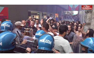 Tensione a Milano, contestatori cercano di raggiungere gazebo della Lega: respinti dalle forze dell’ordine – Video