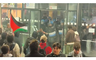 Tensione con la polizia al corteo pro Palestina di Torino: i manifestanti provano a entrare alla stazione Porta Susa – Video