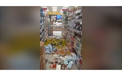 Terremoto ai Campi Flegrei, caos in un supermercato a Pozzuoli: merce a terra e corsie a soqquadro – Le immagini