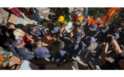 Terremoto in Myanmar, donna estratta viva da un condominio crollato a Mandalay 30 ore dopo il sisma – Video