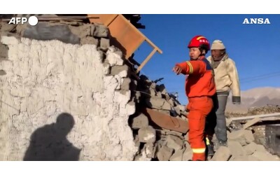 Terremoto in Tibet, il momento della scossa in un negozio. Edifici danneggiati e macerie: le immagini dei primi soccorsi