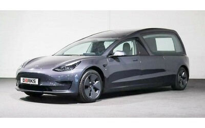 Tesla Model 3 diventa carro funebre. L’insolito allestimento costa fino a 120 mila euro
