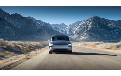 Tesla Model Y, ecco il restyling. L’edizione di lancio costa circa 61 mila euro, prime consegne a marzo