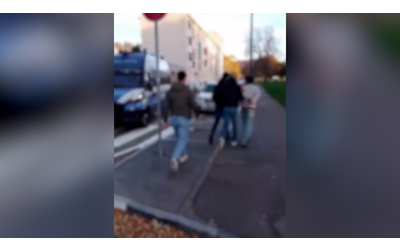 Torino, protesta al liceo Einstein contro il volantinaggio di un gruppo di destra: 16enne portato via in manette dalla polizia