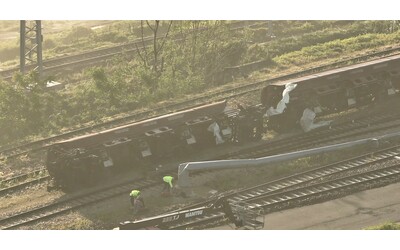 Tornado nel Mantovano, la forza del vento ribalta i vagoni di un treno merci: le immagini dal drone