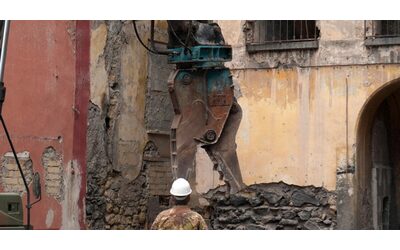 Torre Annunziata, demolito il simbolo della camorra di Fortapàsc davanti a Salvini e Piantedosi. Il procuratore: “Ancora contiguità con i clan, meno cerimonie e più azioni concrete”
