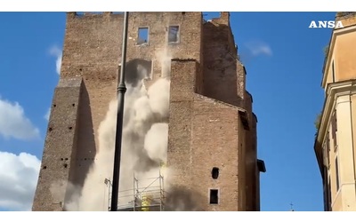 Torre dei Conti, il video del secondo cedimento: crolla la parte sommitale della struttura