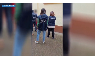 Torturò e sequestrò migranti e uccise un bambino: 29enne somalo arrestato in Germania – Video