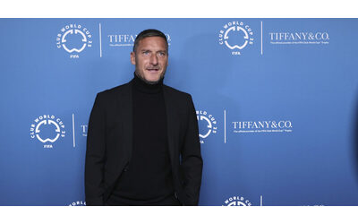 Totti replica alle polemiche sull’ospitata in Russia: “Promuovo lo sport. Ma se chiedono di rinunciare…”